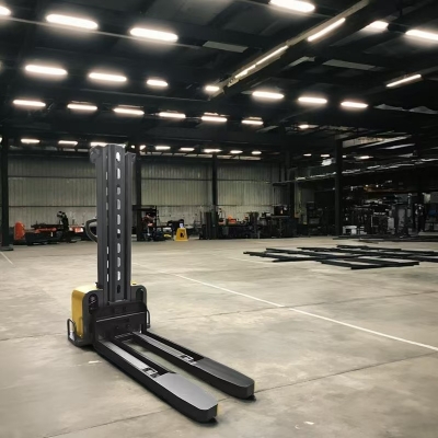 Small portable semi-electric fully electric vehicle-mounted forklift with self-lifting stacker crane for loading and unloading and transporting electric forklifts